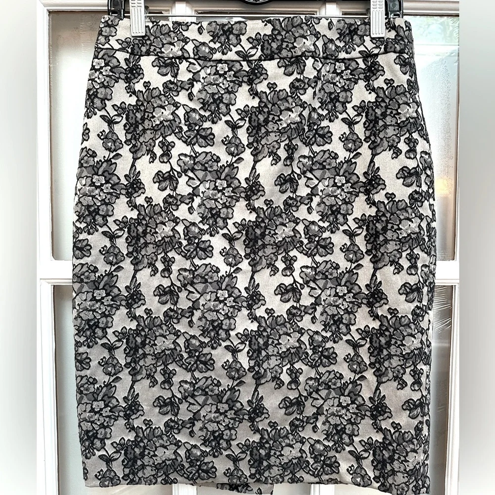 Ann Taylor Taupe & Black Floral Embroidered Jacquard Pencil Skirt Size 6 Small
